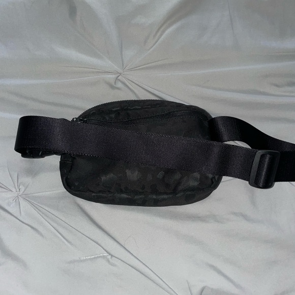 Lululemon camo belt bag - Picture 4 of 5